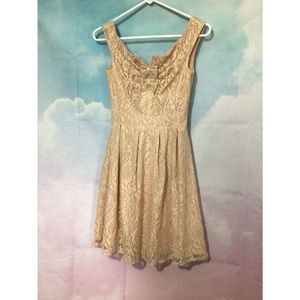 “LYDIA BRIGHT” Lacey Dress Zip Side Peachy Pink Size 6 🌷🌸